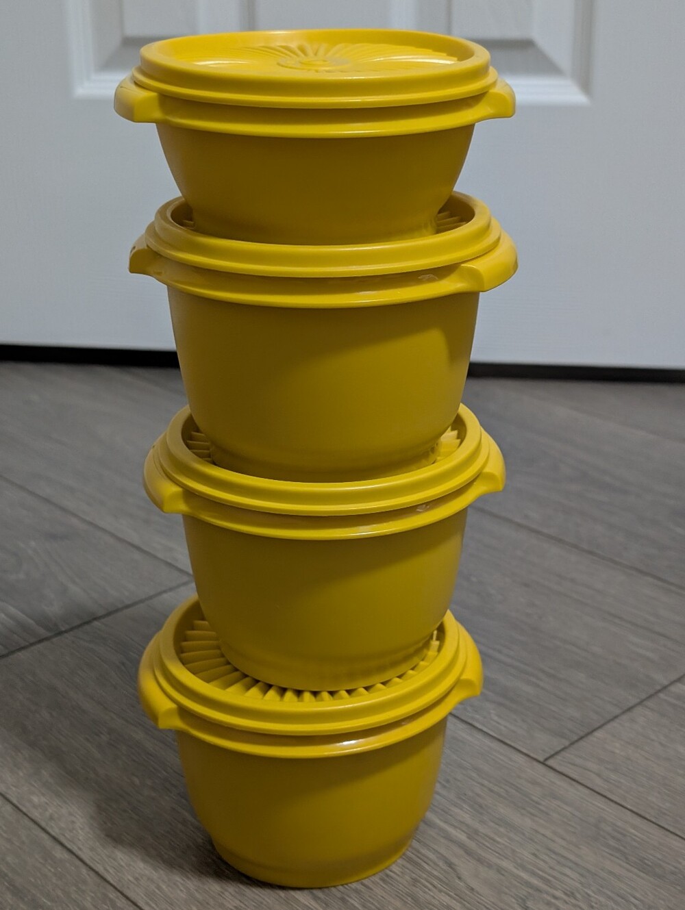 Vintage Tupperware Bowls Set of 4 with Lids•Bright Yellow•3 #886 & 1 #1323 💛🌞